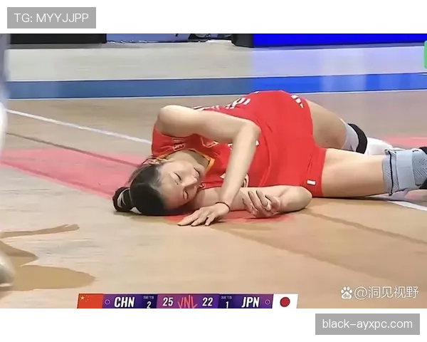 丁霞训练完直接瘫地上啃香蕉,这自律狠人连吃零食都像在补给 丁霞训练完直接瘫地上啃香蕉,这自律狠人连吃零食都像在补给