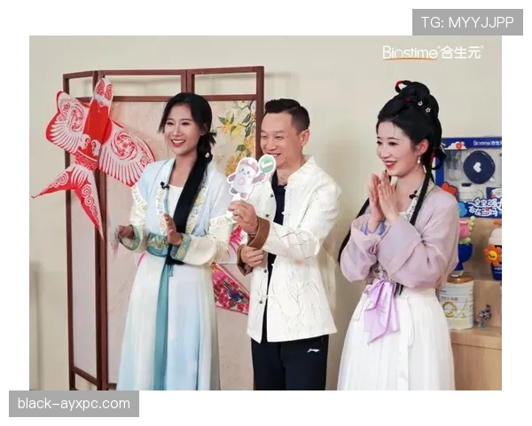 杨威拎着名牌购物袋在小区门口跟大妈唠嗑，这反差我刷三遍才消化